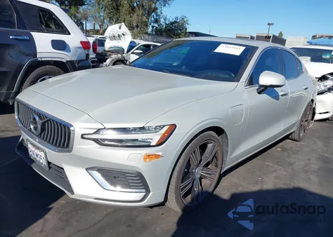 2019 Volvo S60 Hybrid T8 Inscription из США, поврежденный, VIN 7JRBR0FL3KG010470